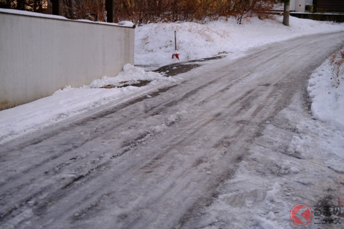 雪が踏み固められてスリップしやすくなった路面