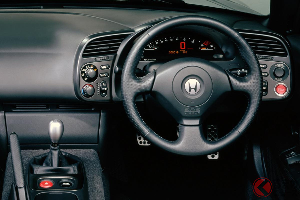 完全に1990年代初期のF1をイメージして作られた「S2000」のコクピット