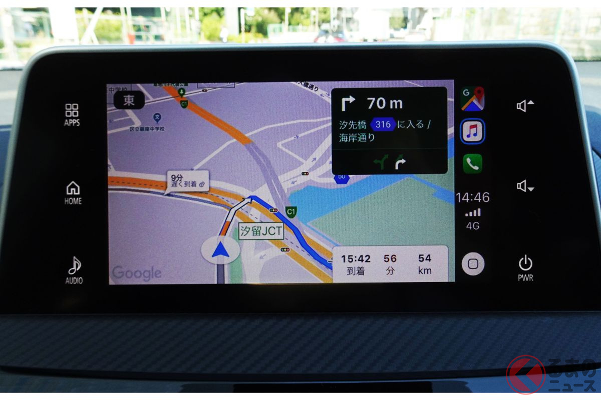 ルート案内中は分岐した先の道路名と、別ルートを走行した場合の到着時間が案内される