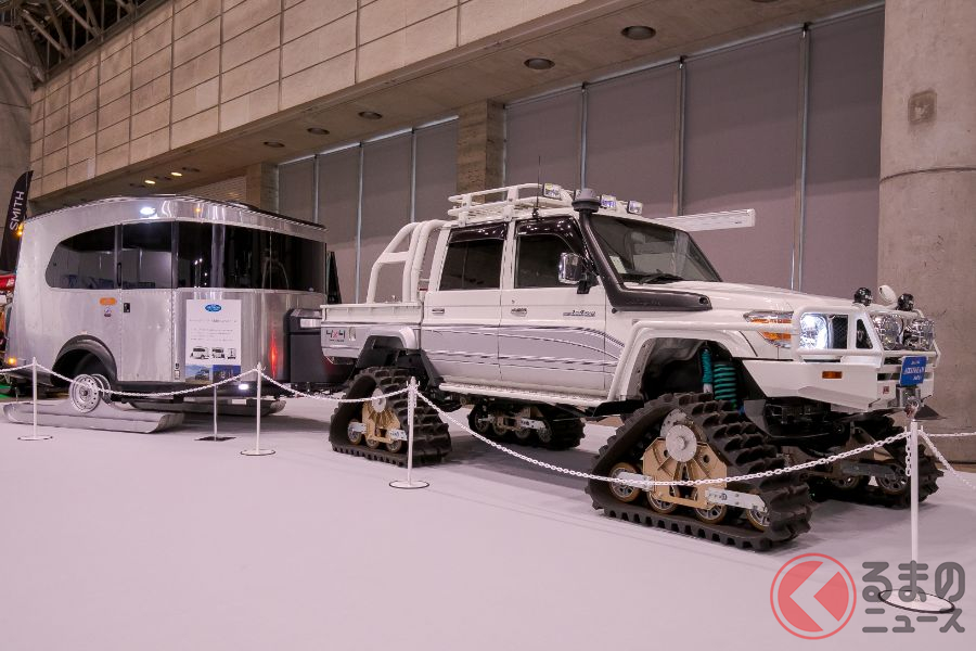エアストリームの「ベースキャンプ(雪上仕様)」とそれをけん引するクローラー装着車