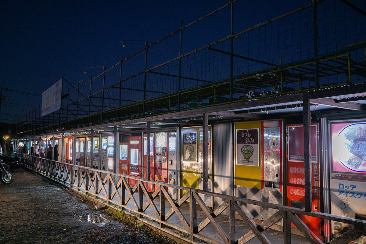 かつては全国に点在していたオートレストラン。相模原の「中古タイヤ市場」には95台ものレトロ自販機が設置されている。(撮影:加藤ヒロト)