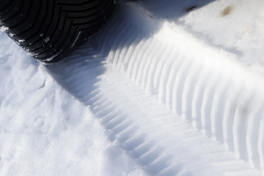 特徴的なタイヤパターンが雪に刻み付けられている様子