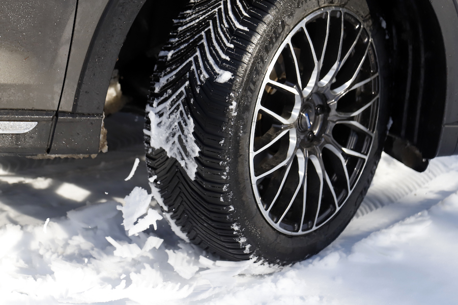 タイヤが回る遠心力で掴んだ雪を排出する