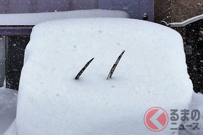 車のワイパーを降雪予報でなぜ立てる よく見る光景 立てる 重要性とは くるまのニュース
