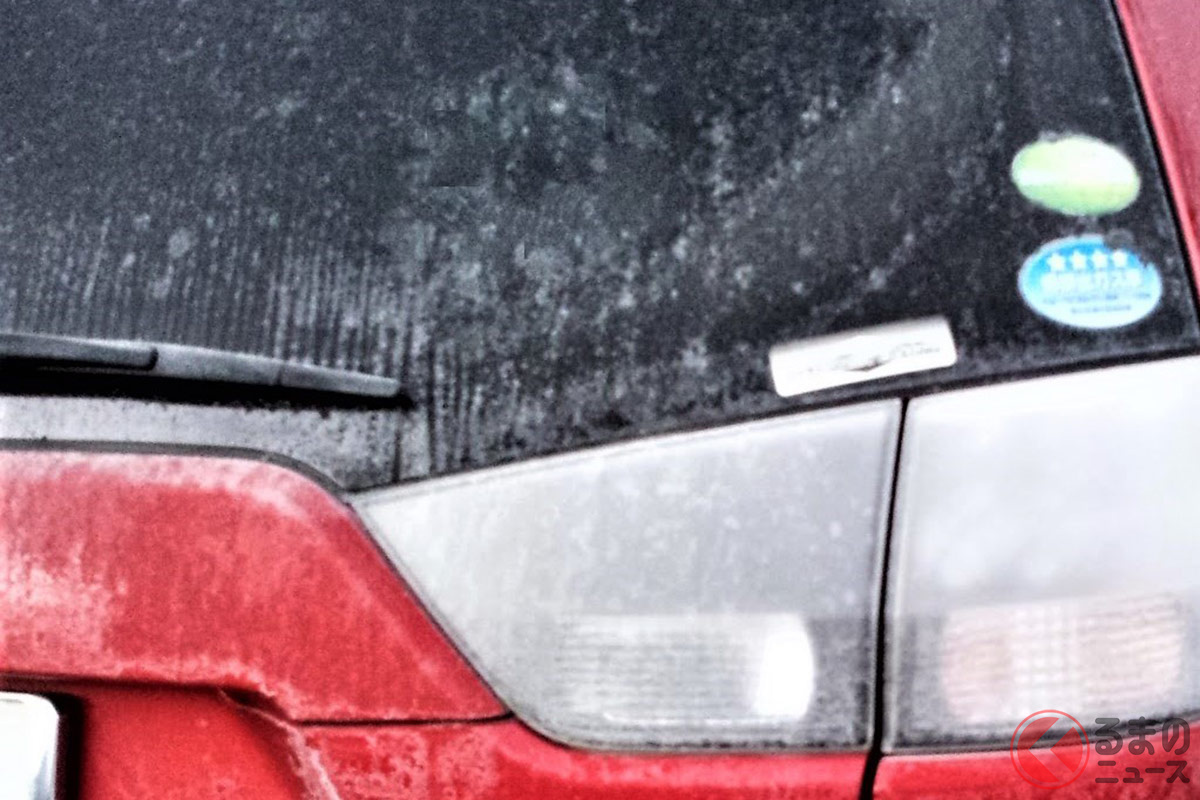 降雪していなくても気温低下で凍結して、ウインドウガラスとワイパーがくっついていることがある。