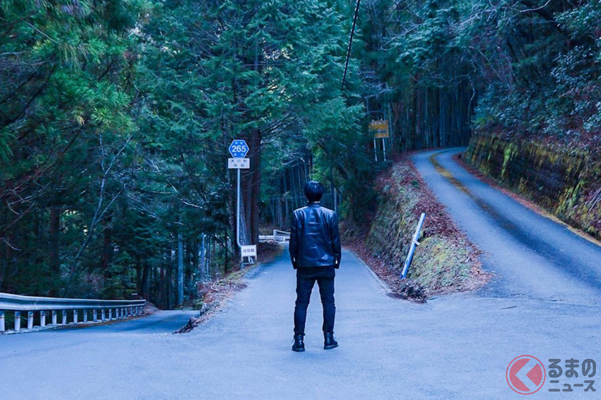 まるで 人生の分かれ道 Snsで話題の 3方向直進道路 行先もすべて違う珍しい分岐路が存在 くるまのニュース まるで 人生の分かれ道 Snsで話題の 3方向直進道路 行先もすべて違う珍しい分岐路が存在 くるまのニュース