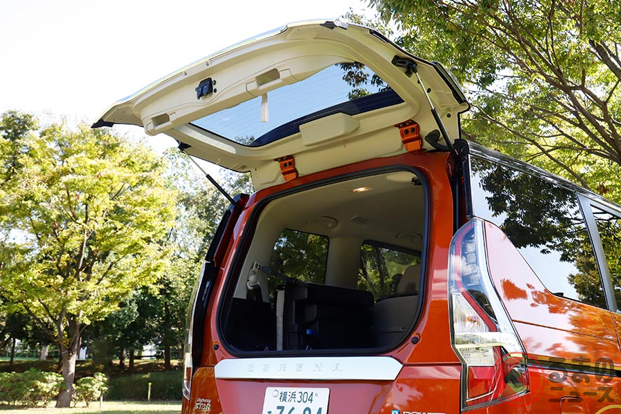 セレナのバックドアには、通常の約半分のスペースがあれば開閉できるハーフバックドアを設定