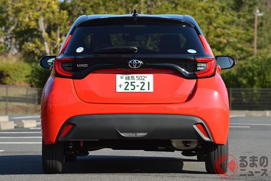 ヤリスのマフラーは見えているものの、覗き込まなければ見えないほど存在感が薄れている