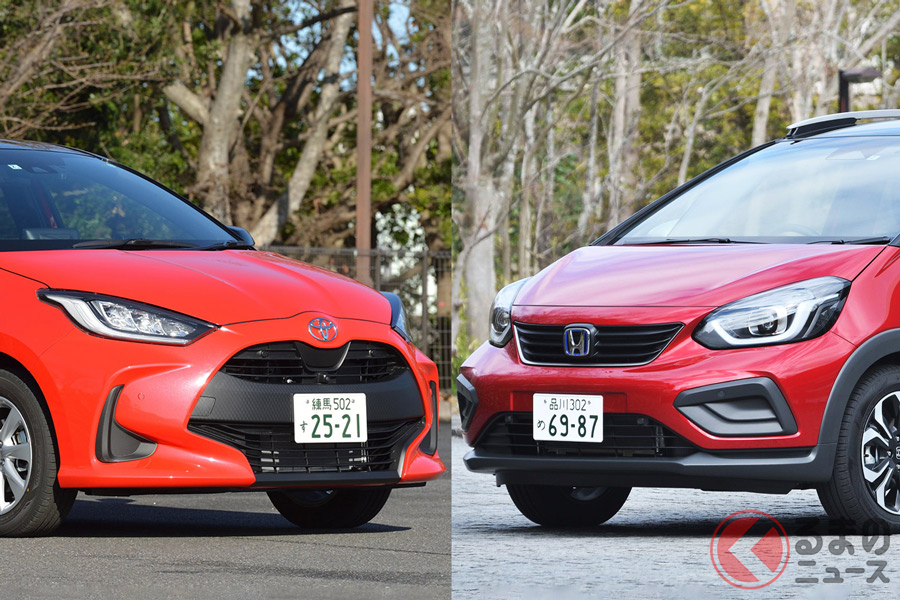 トヨタ新型「ヤリス」(写真左)とホンダ新型「フィット」(写真右)