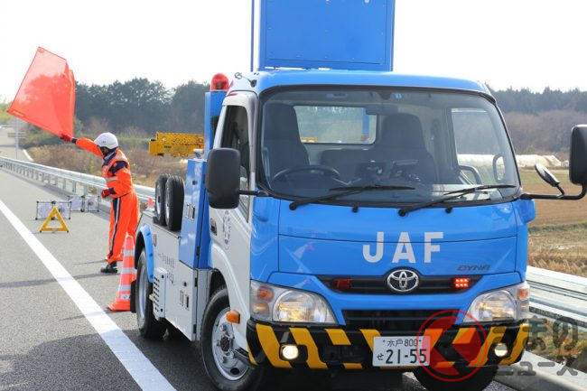 なぜハンドルを 左切り 働く車がタイヤを斜めにして停車するワケ くるまのニュース