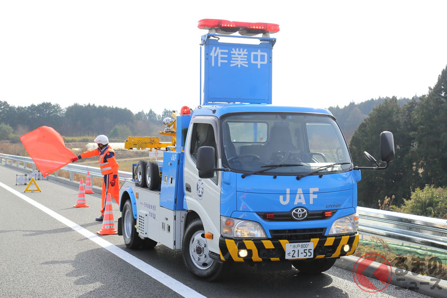 ロードサービスを展開するJAFもハンドルの左切りをおこなう(写真提供:JAF)