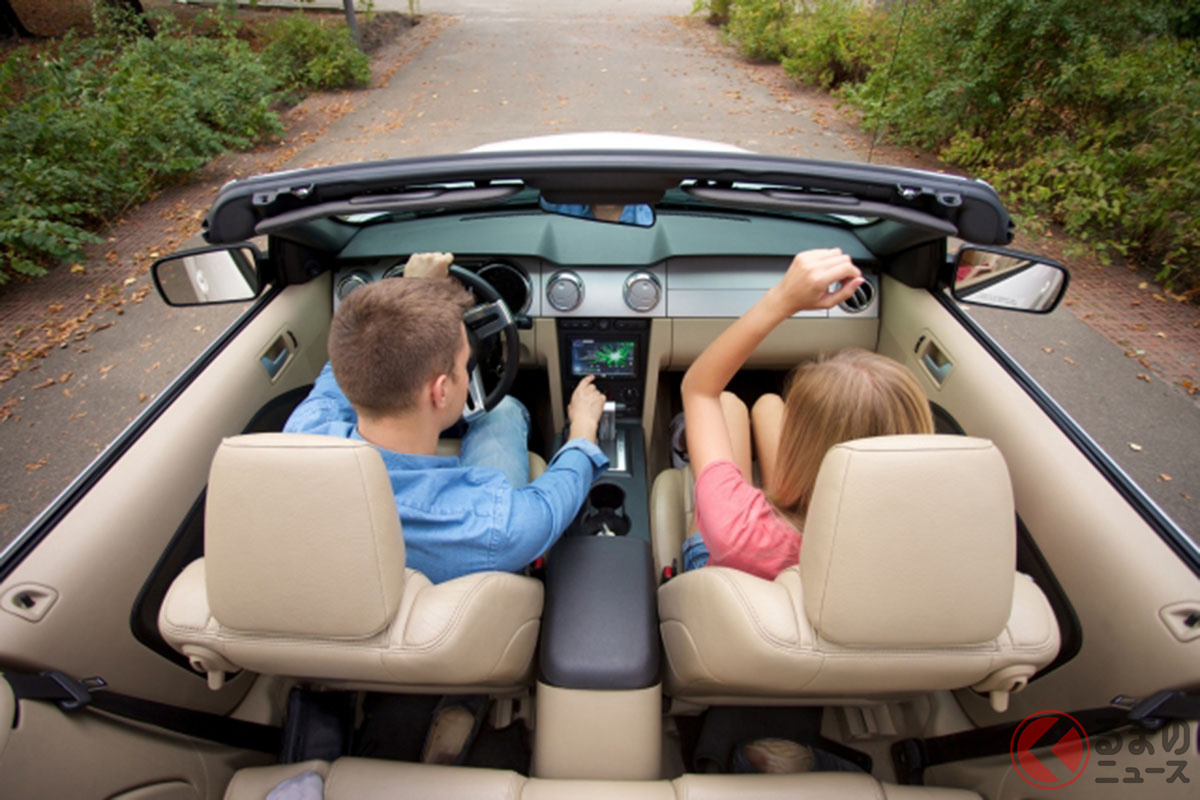 クルマで出かけるイメージ