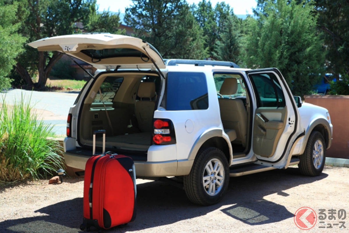 レンタカーで出かけるイメージ