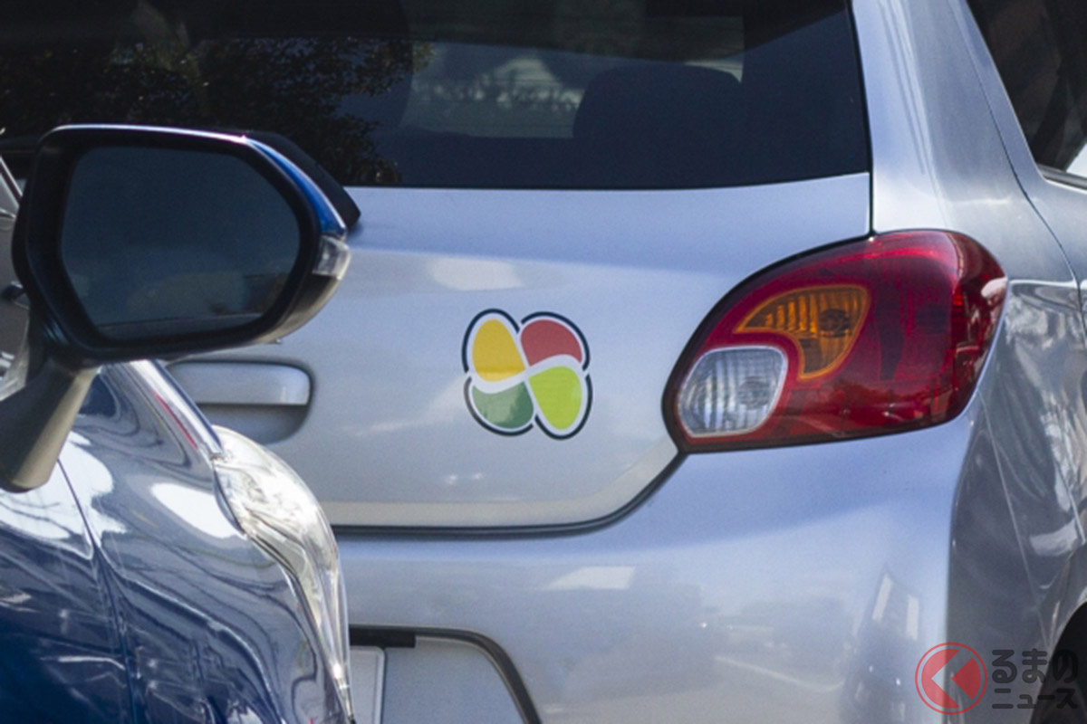 高齢者がクルマで出かけるイメージ