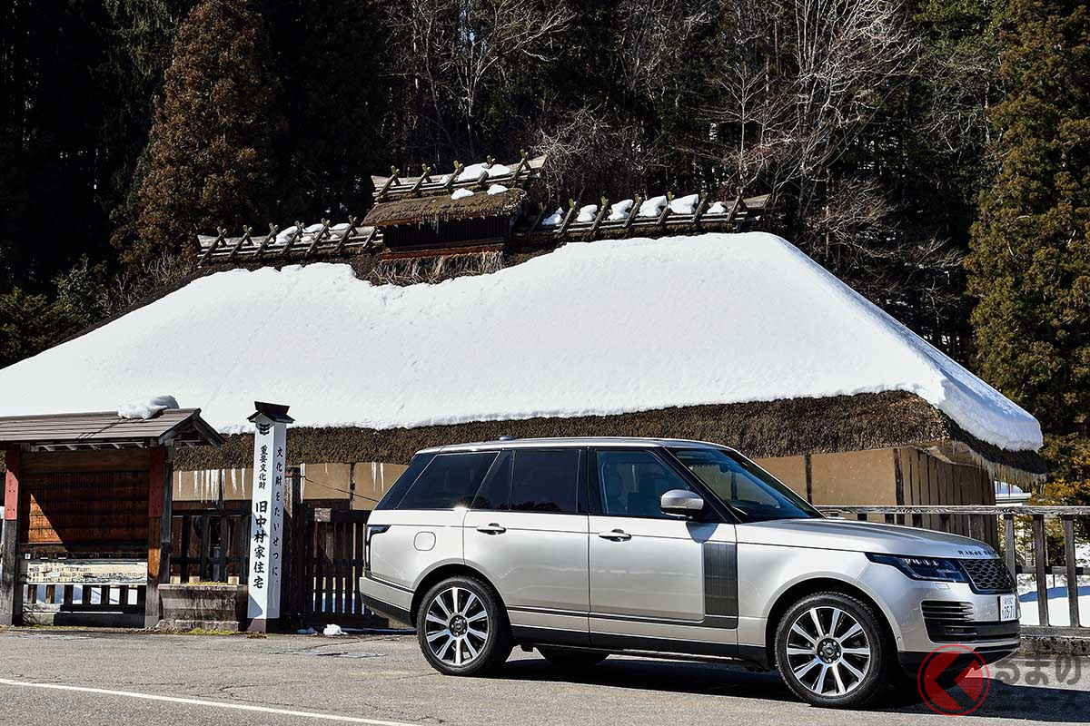 レンジローバーのシンプルでスリークなデザインは、歴史を感じさせる建物ともマッチする