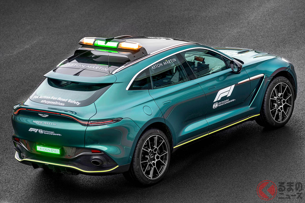 メディカルカーとしての「DBX」には、大型の医療バッグ、AED、消火器2台、火傷対応キットなどといった大量の装備類が搭載されている