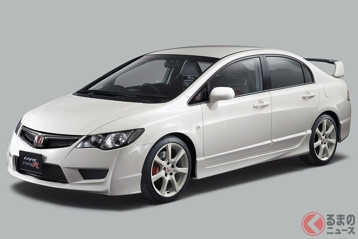 シリーズ最初で最後の4ドアセダンだがファミリーユースには適さない「シビックタイプR」