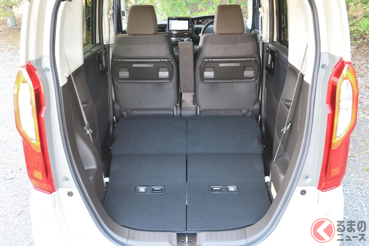 最近の軽自動車はリアシートを倒した際、段差にならないような工夫が施されていることもある