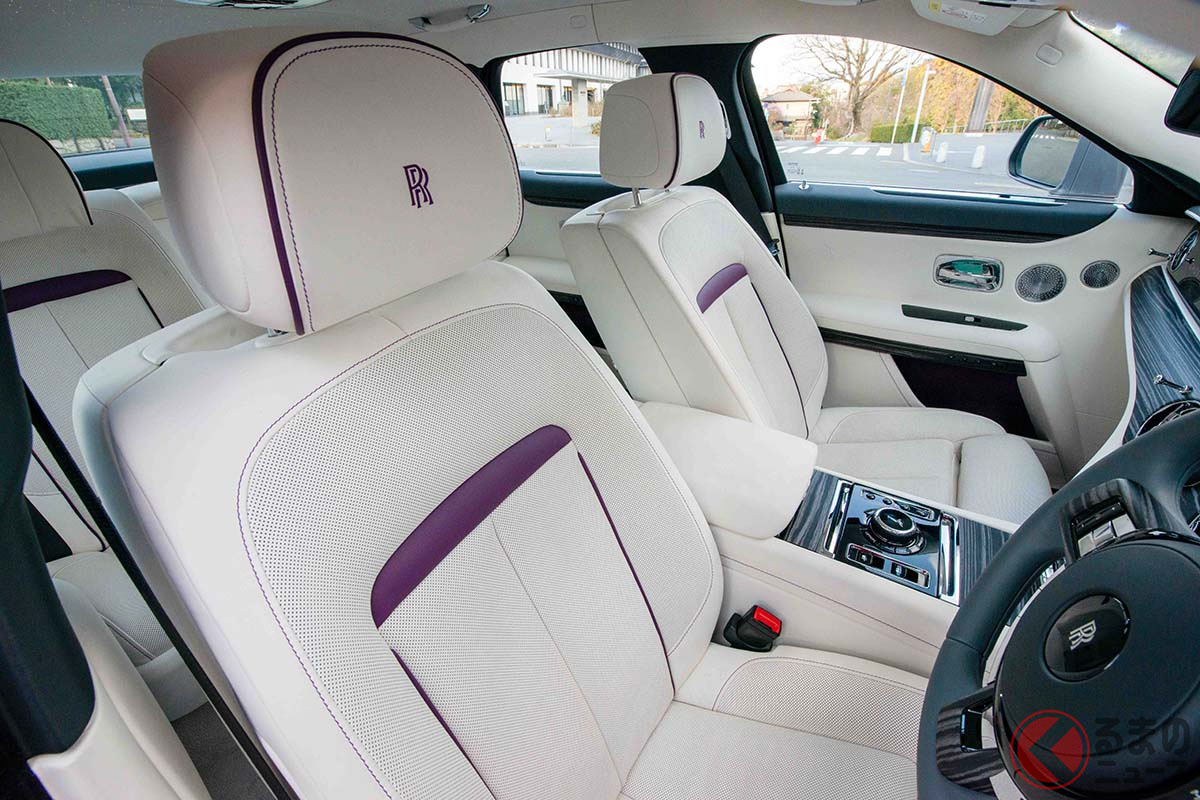 シートやインテリアパネルなどは歴代ロールス・ロイスと同じく、すべて特注仕様にすることができる。4人の職人が協力し1枚のパネルを組み立てるという工程は、並外れた細部へのこだわりを感じさせる(C)橋本玲