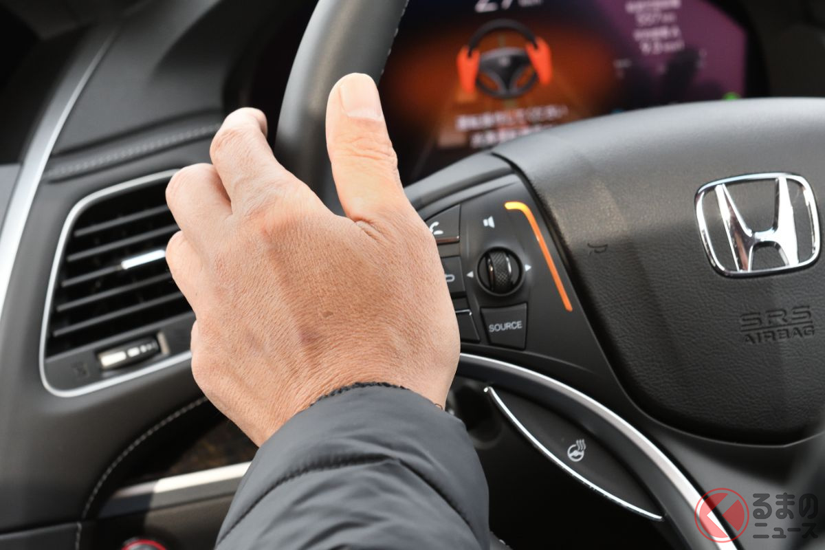 クルマ側から運転操作を要求される際、ステアリング中央部、ナビ画面上部、グローブボックスがオレンジ色に変わる