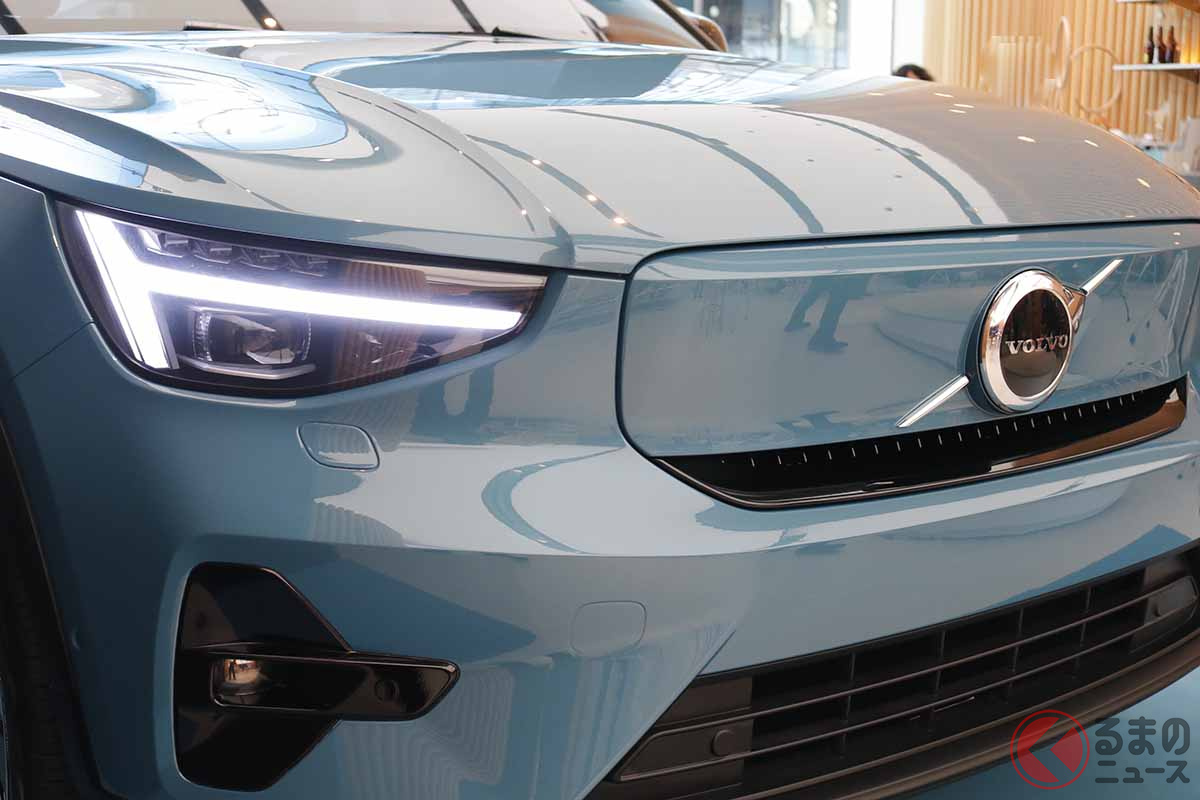 ボルボスタジオ青山に展示された新モデル「C40リチャージ」のモックアップモデル。現在ボルボスタジオ青山は緊急事態宣言のため臨時休業しているため、ウインドウ越しにしか見ることができないのが残念