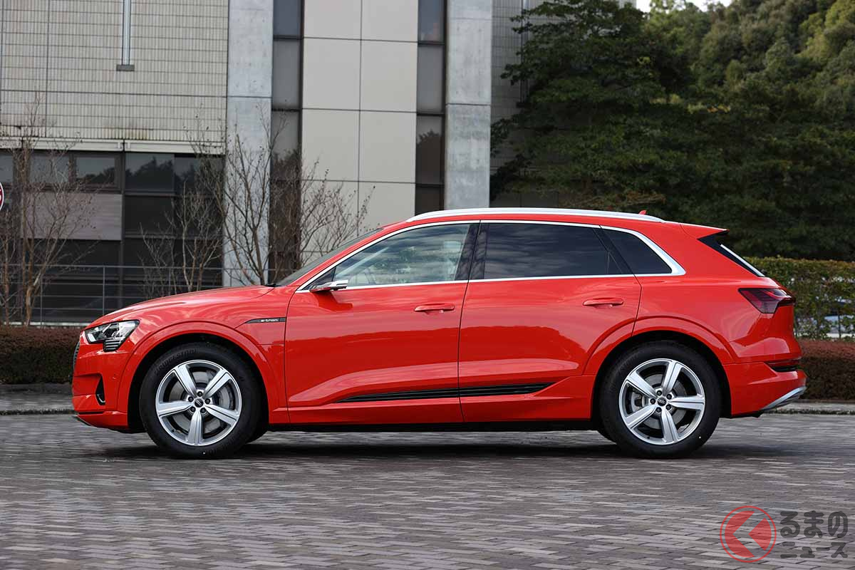 アウディ「e-tron 50 クワトロ アドバンスド」はリアガラスが立ったSUVイメージだ