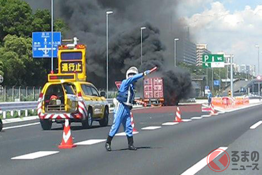 車両火災はクルマの整備不備や、車内に放置したモバイルバッテリー、電子機器からの発火が原因で起こることもある(画像はイメージ)