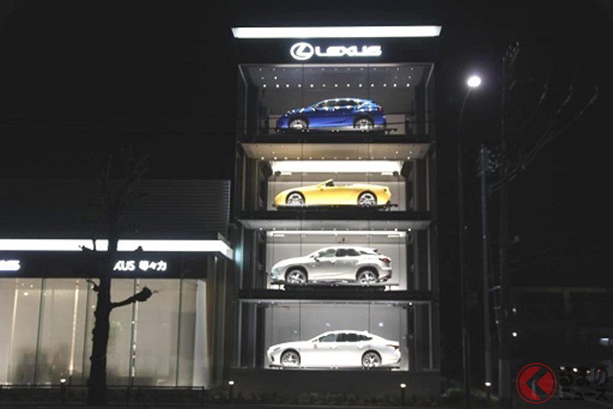 トヨタモビリティ東京が新たにオープンしたタワーショーケース店舗の「レクサス等々力」。夜にはライトアップされる
