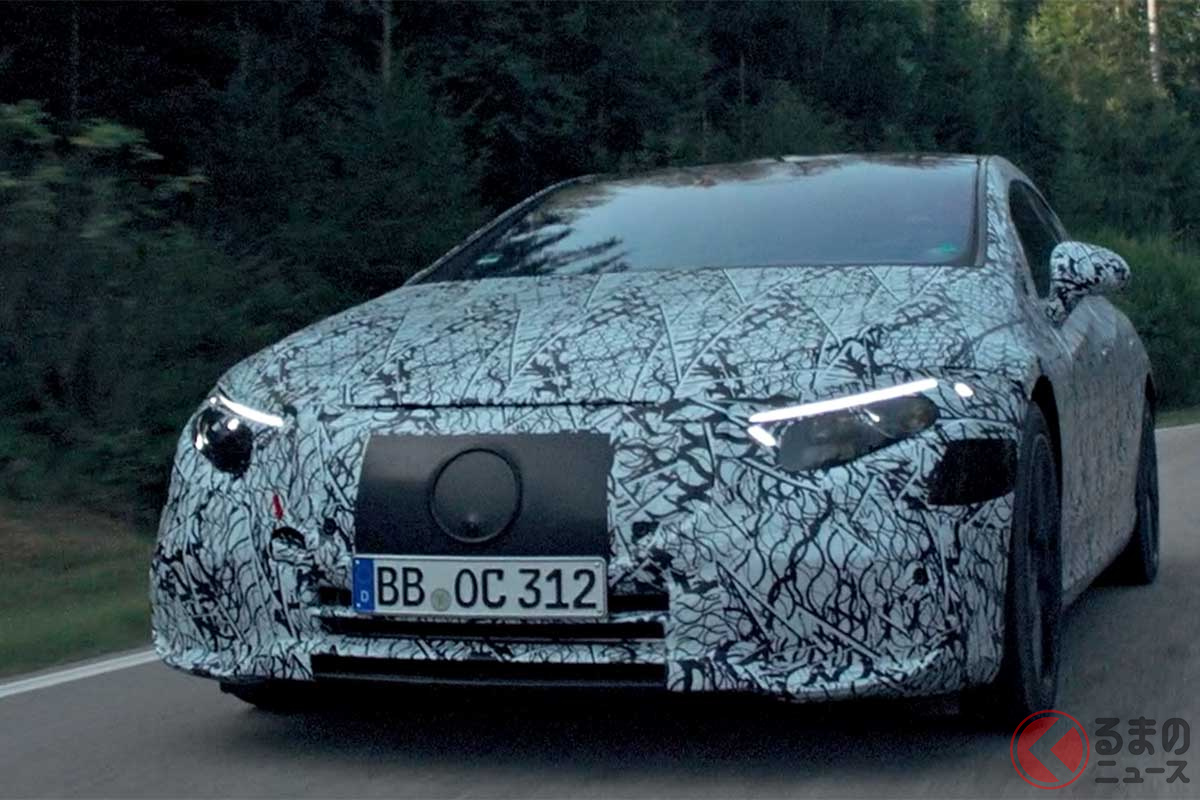 走行テストをおこなうメルセデス・ベンツ新型「EQS」