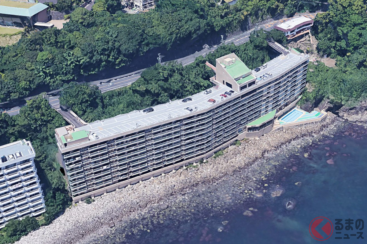静岡県熱海市にある「屋上駐車場が国道と繋がったマンション」こと、熱海ターガスマンション(画像:マンション管理会社)