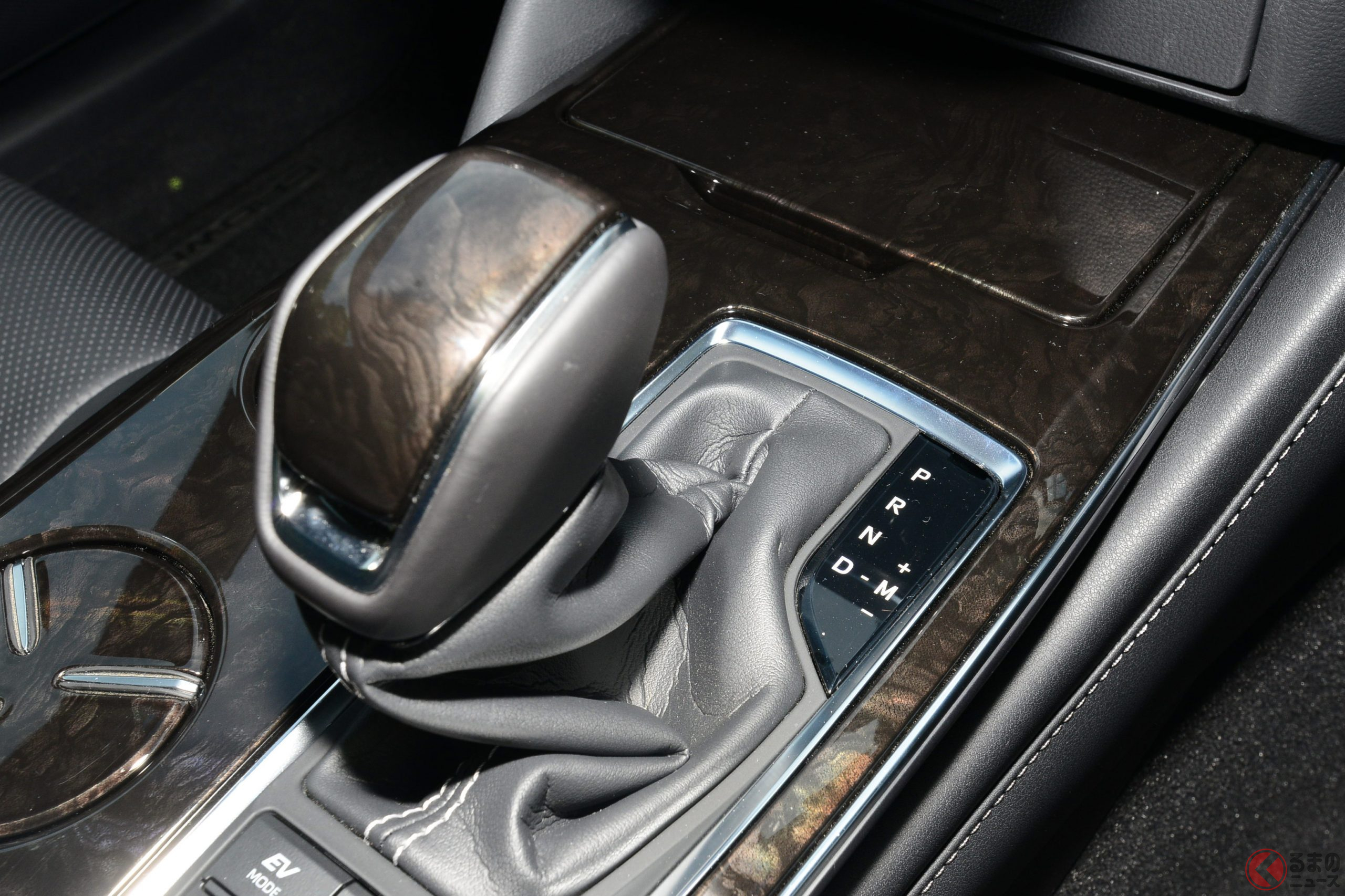 信号待ちや渋滞などでシフトレバーを「D」から「P」や「N」に入れる癖のある人は意外と多い