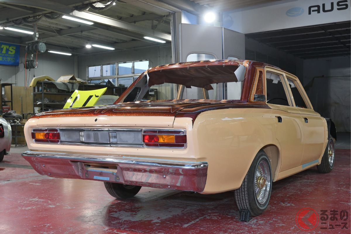 トヨタ「クラウン」がローライダー化!? スゴ技ペイントが度肝を抜くカスタムモデルとは