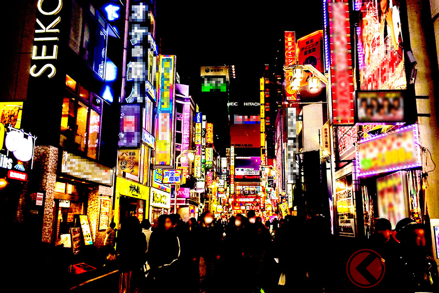 繁華街にはネオン輝くさまざまな店舗が存在する(撮影:関東圏某所)
