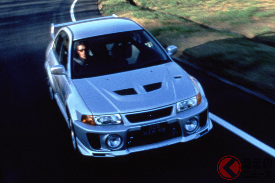 三菱「ランサーエボリューションV」には二分割されたダクトが設けられている