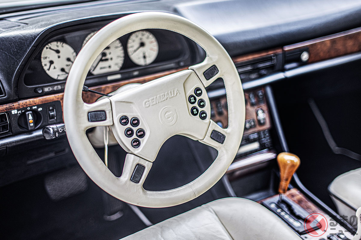 ゲンバラ製スイッチ付きステアリングが印象的(C)2021 Courtesy of RM Sotheby's