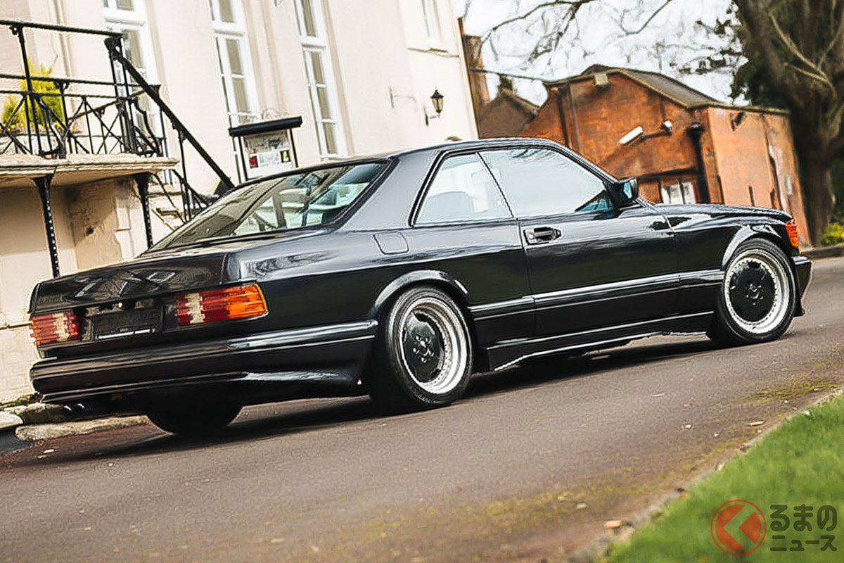 ワイドボディとローダウンされた車高が絶妙なメルセデス・ベンツ「560SEC AMG 6.0 ワイドボディ」(C)Bonhams 2001-2021