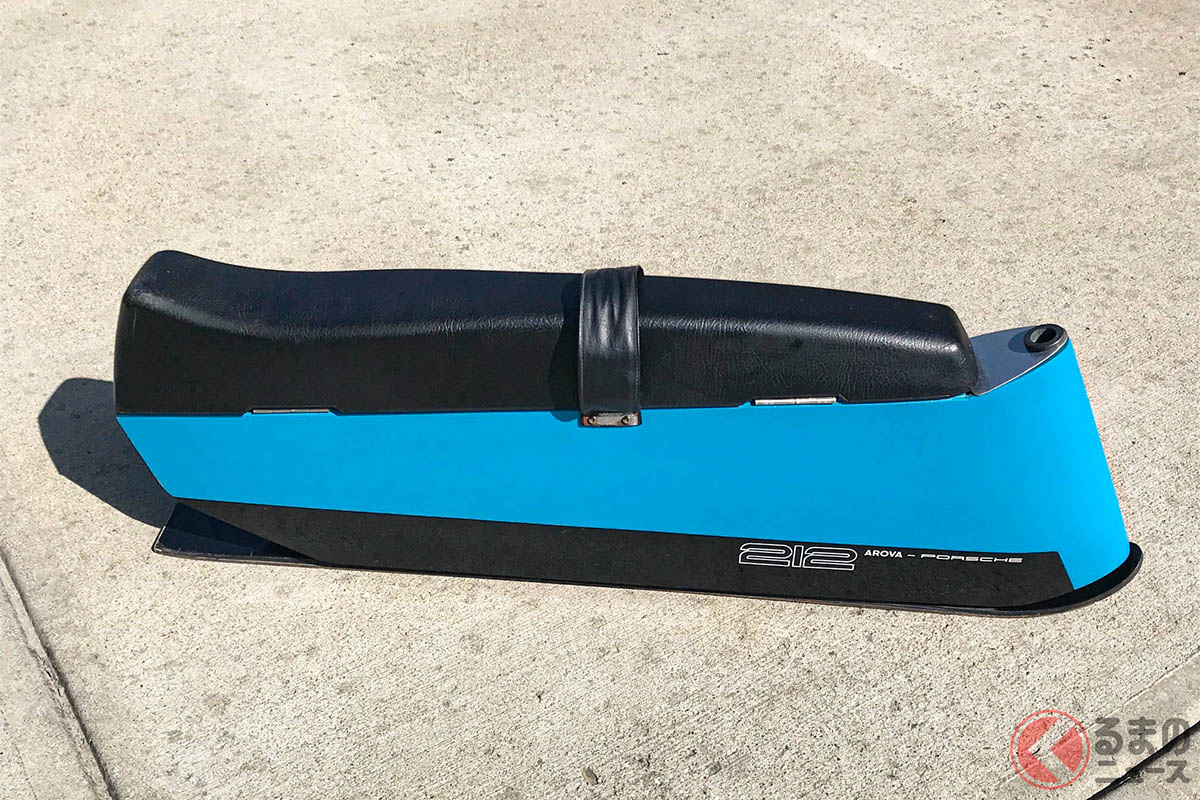 スキー板やハンドルなど、すべてを収納してコンパクトになる「アロヴァ・ポルシェ212スキーボブ」(C)2021 Courtesy of RM Sotheby's