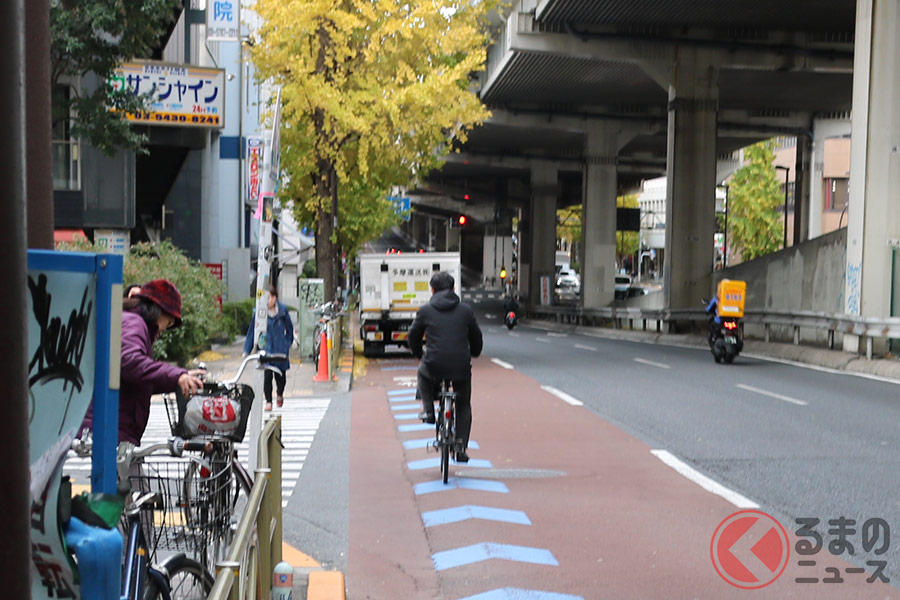 自転車優先レーン上に路駐しているクルマ…止めちゃダメです。