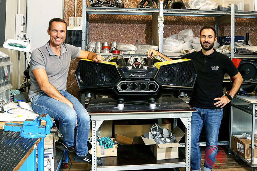 iXOOSTの工房は、マセラティのコレクションで知られている、パニーニ・コレクションの隣。実はパニーニ氏(左)が立ち上げたメーカーなのだ