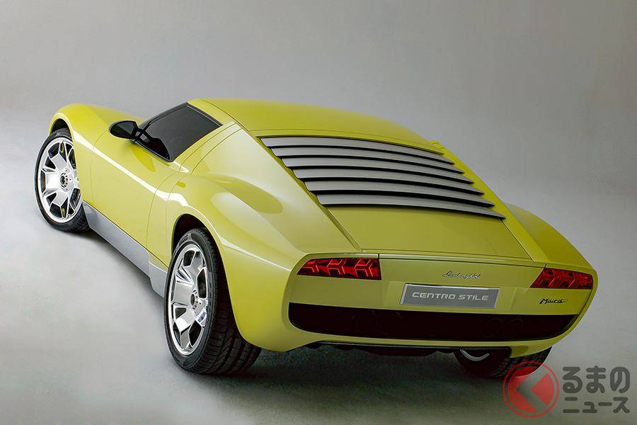 縦置きされたエンジンもV12なのか、それともガヤルドに由来するV10なのか、議論が巻き起こった