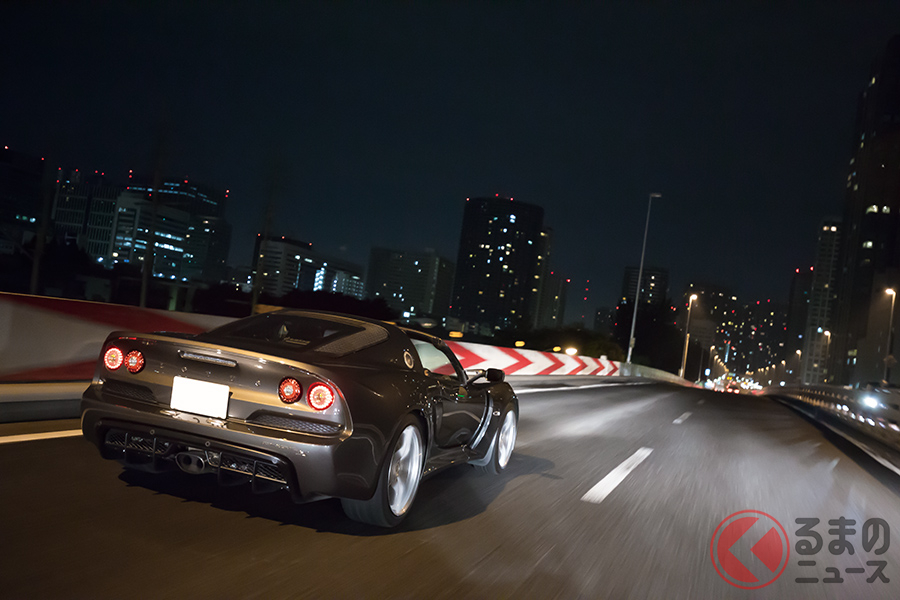 深夜の首都高速をストイックにドライブするには、ロータス・エキシージSロードスターほどピッタリのクルマもない