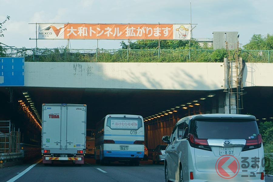 トンネルでの追い越しは危険がともなう