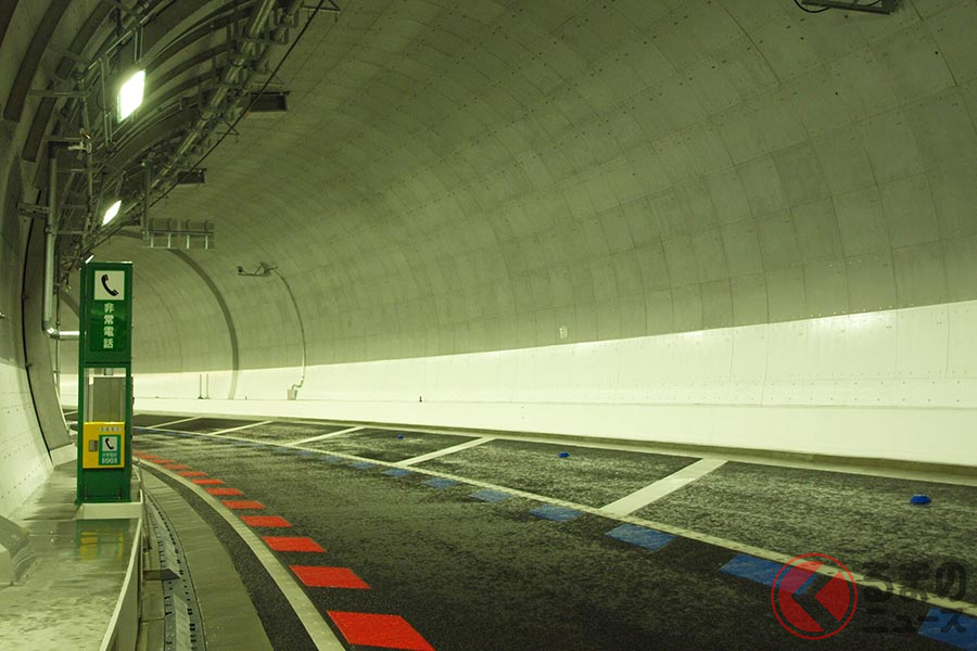 トンネルに設置される非常電話