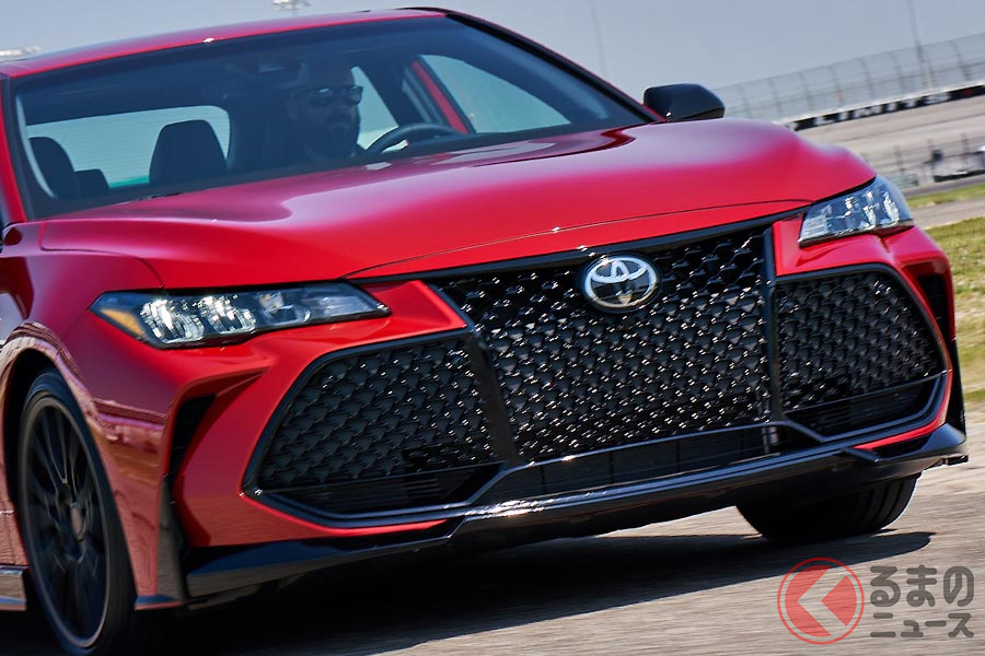巨大なグリルが特徴のトヨタ「アバロン」(北米仕様)