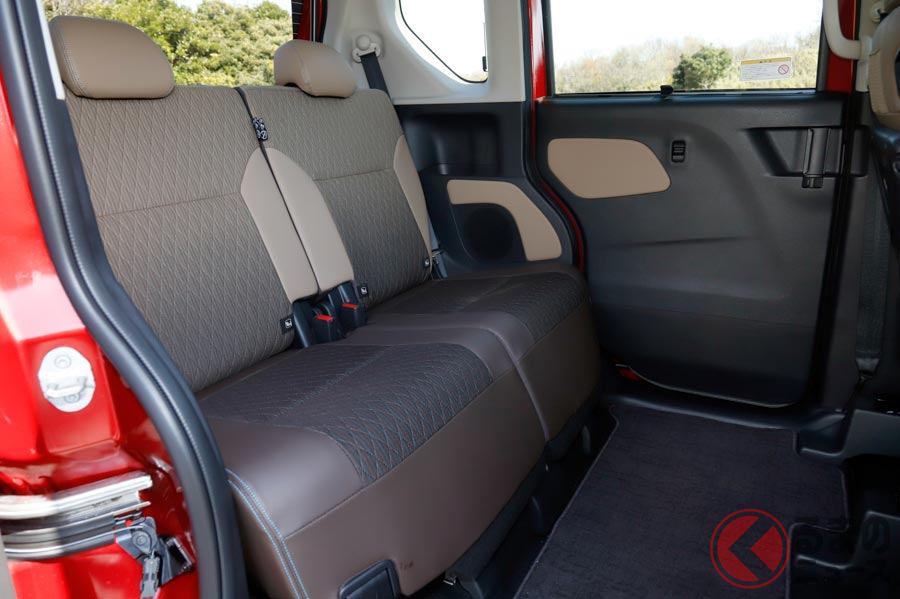 日産新型「ルークス」の後席