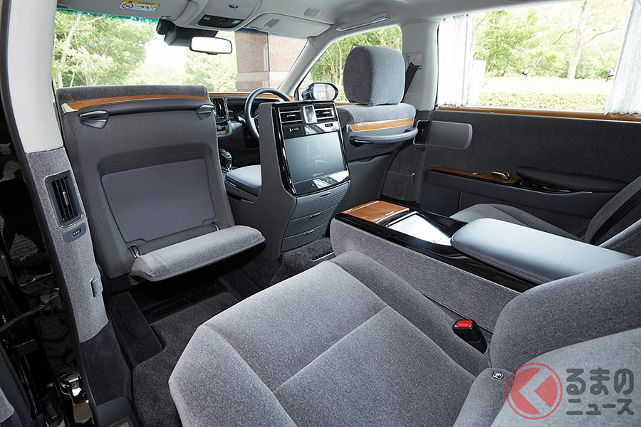 トヨタ「センチュリー」では、助手席の背面にオットマンが付いている