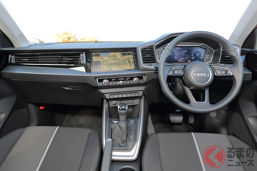 インパネ。センターコンソールはドライバーに向けて少し角度がついている