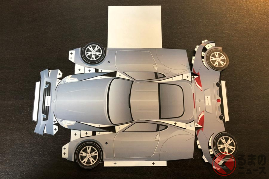 日産「フェアレディZ」のペーパークラフト(切り出したところ)