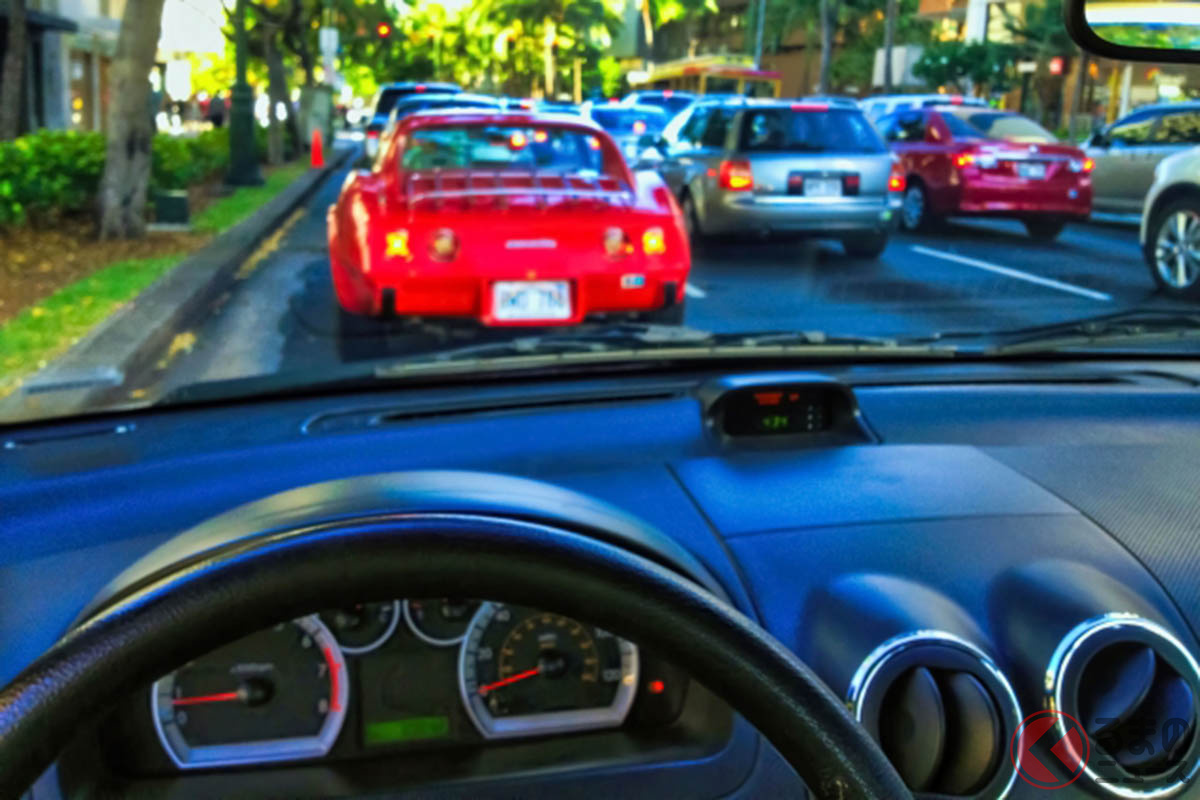 運転中にクラクションを鳴らすイメージ