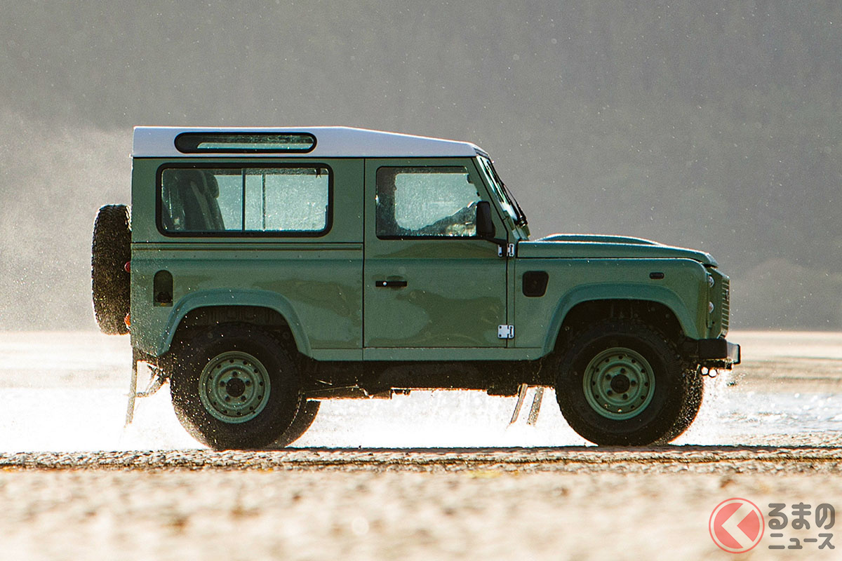 1989年に初めてディフェンダーという名前がつけられた。順番としてはランドローバー(シリーズI・II・III)、ランドローバー(90・110・127)、ディフェンダー(初代・2代目)の順で発売されてきた(C)ジャガー・ランドローバー